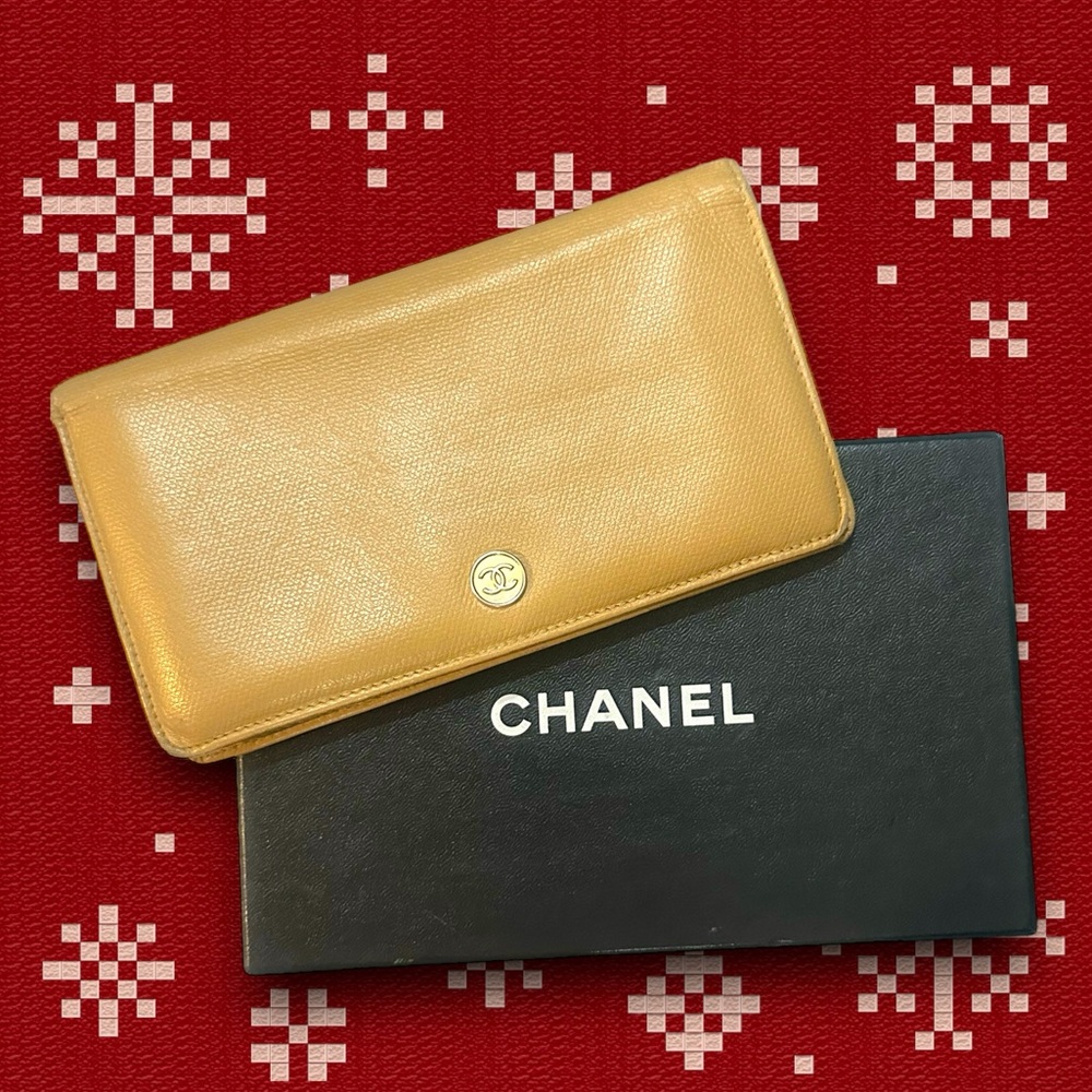 Chanel textured leather wallet w/box/authenticity cards vachetta classic styling